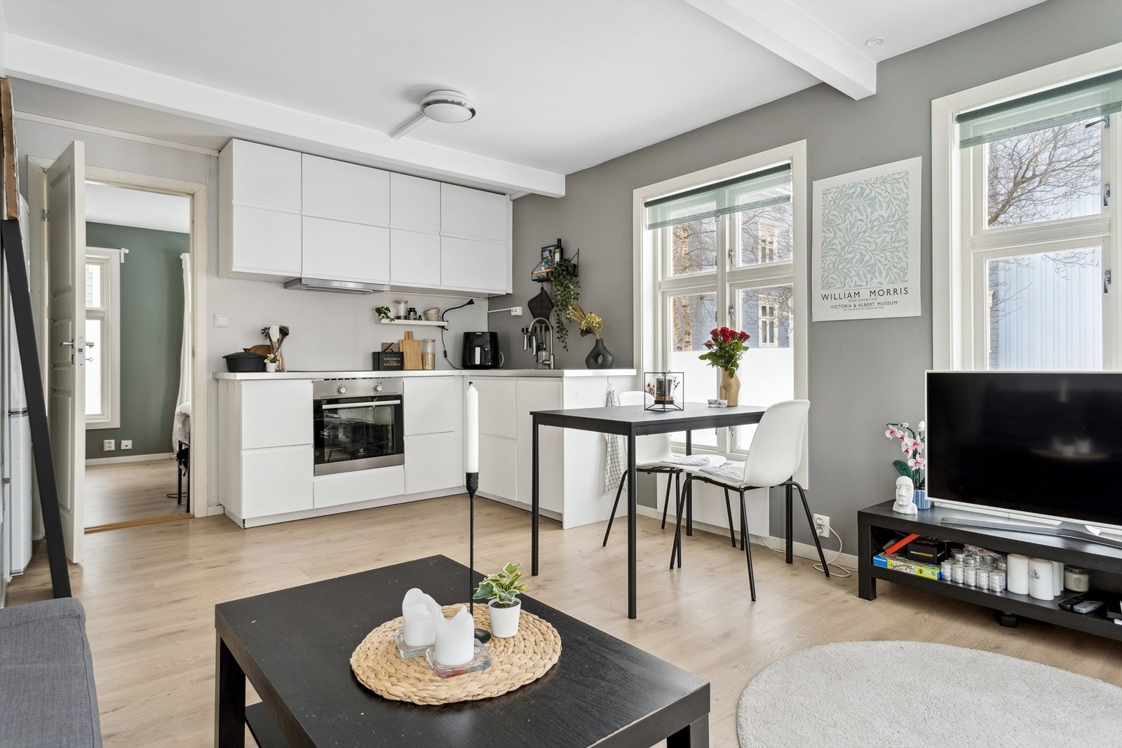 Stuen er lys og luftig med store vindusflater som slipper inn rikelig med dagslys og skaper en behagelig atmosfære. Galleribilde