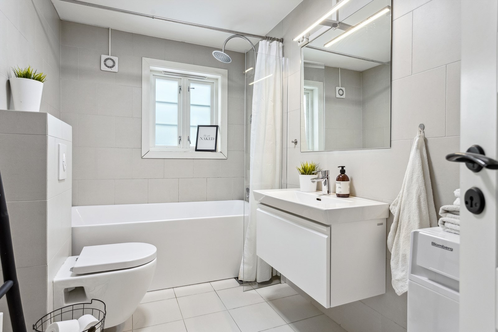 Badet er helfliset med både gulv og vegger dekket i fliser, noe som gir et stilrent og tidløst uttrykk. I tillegg er det komfortabel gulvvarme. Galleribilde