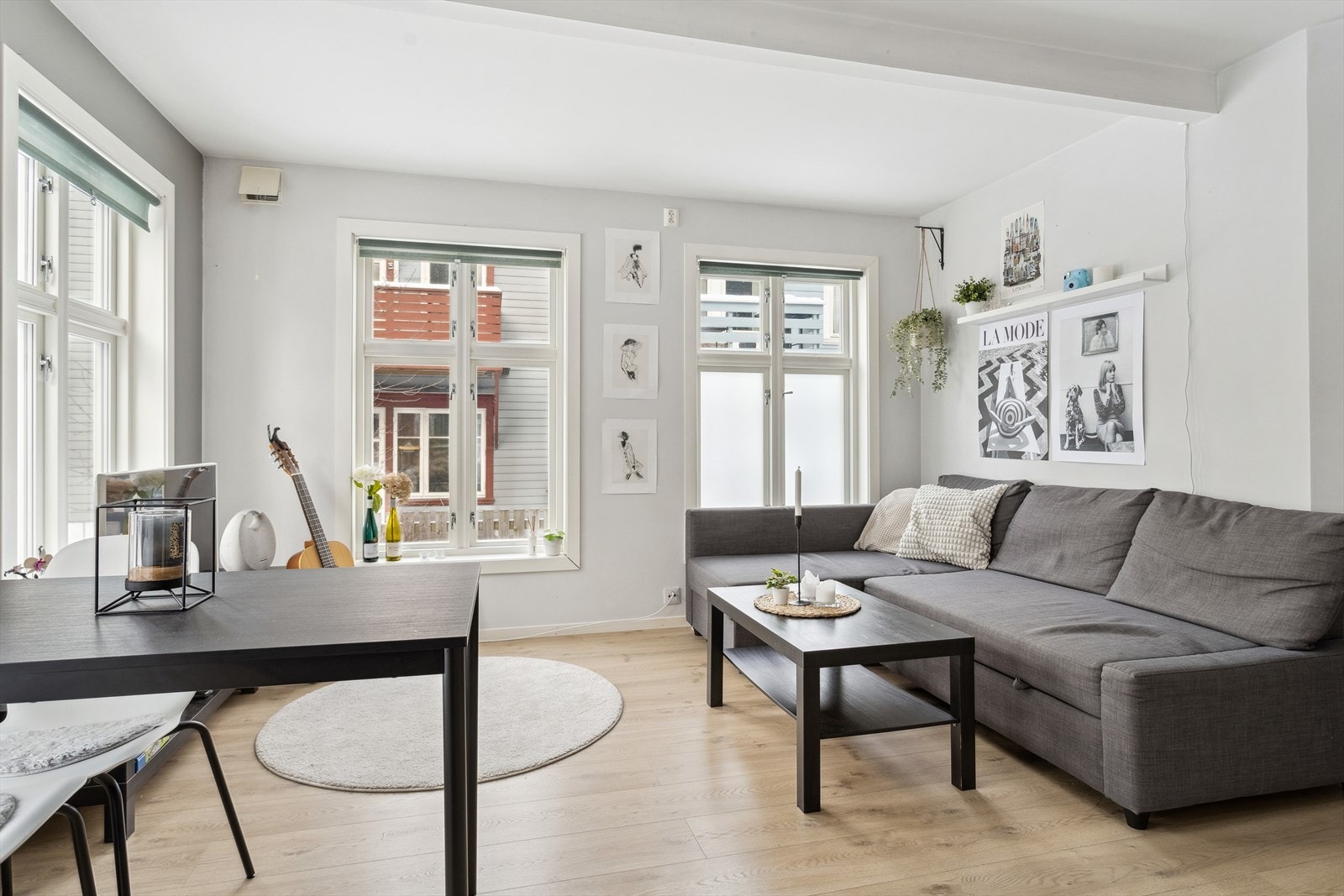 Her er det god plass til både en koselig sofagruppe og spisebord, noe som gjør rommet perfekt for både avslapning og sosiale sammenkomster. Galleribilde