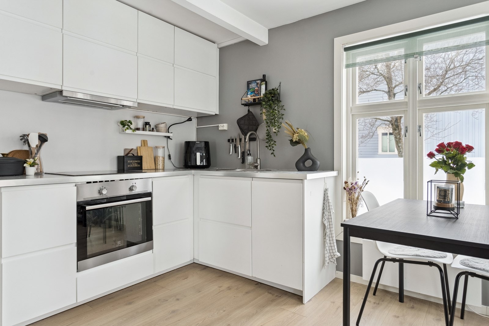 Leiligheten har et pent og funksjonelt kjøkken med laminatgulv og malte overflater i både vegger og himling. Galleribilde