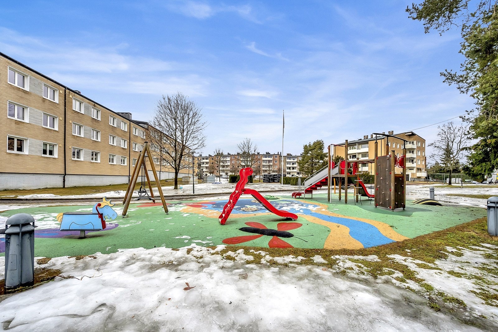 Borettslaget har store, pent opparbeidet fellesarealer med lekeplass, sittegrupper, plen og beplantning. Galleribilde