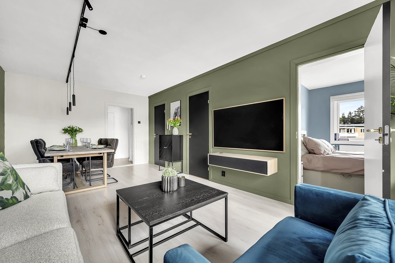 Leiligheten oppleves stilren med moderne fargevalg og en-stavs laminat. Takhøyden i stuen ble målt til 2,50 meter. Galleribilde
