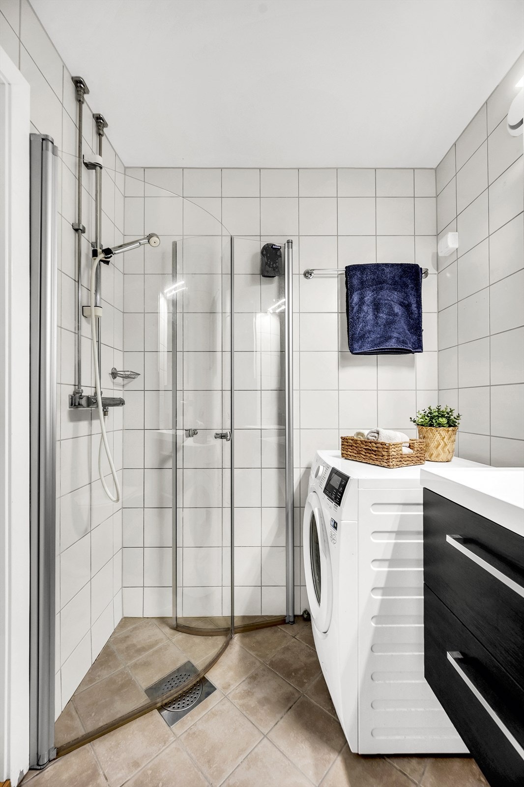 Badet har flislagte overflater, elektrisk gulvvarme og opplegg for vaskemaskin. Galleribilde