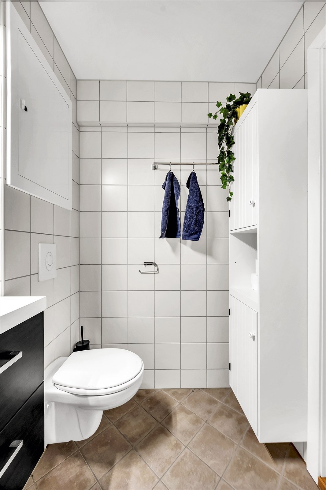 Rommet er innredet med vegghengt klosett, dusjhjørne med svingbare glassdører og baderomsinnredning med servant nedfelt i innredning, speilskap med lys og skuffer. Vegghengt skap sikrer godt med lagringsplass. Galleribilde
