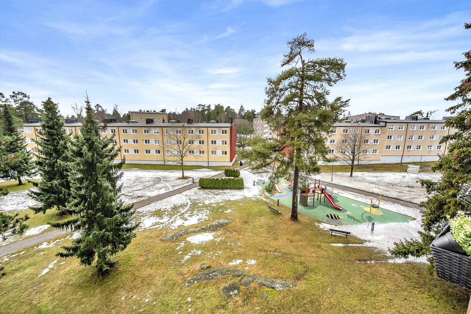 Fra balkongen er det grønt og åpent utsyn mot borettslagets fellesområder. Galleribilde