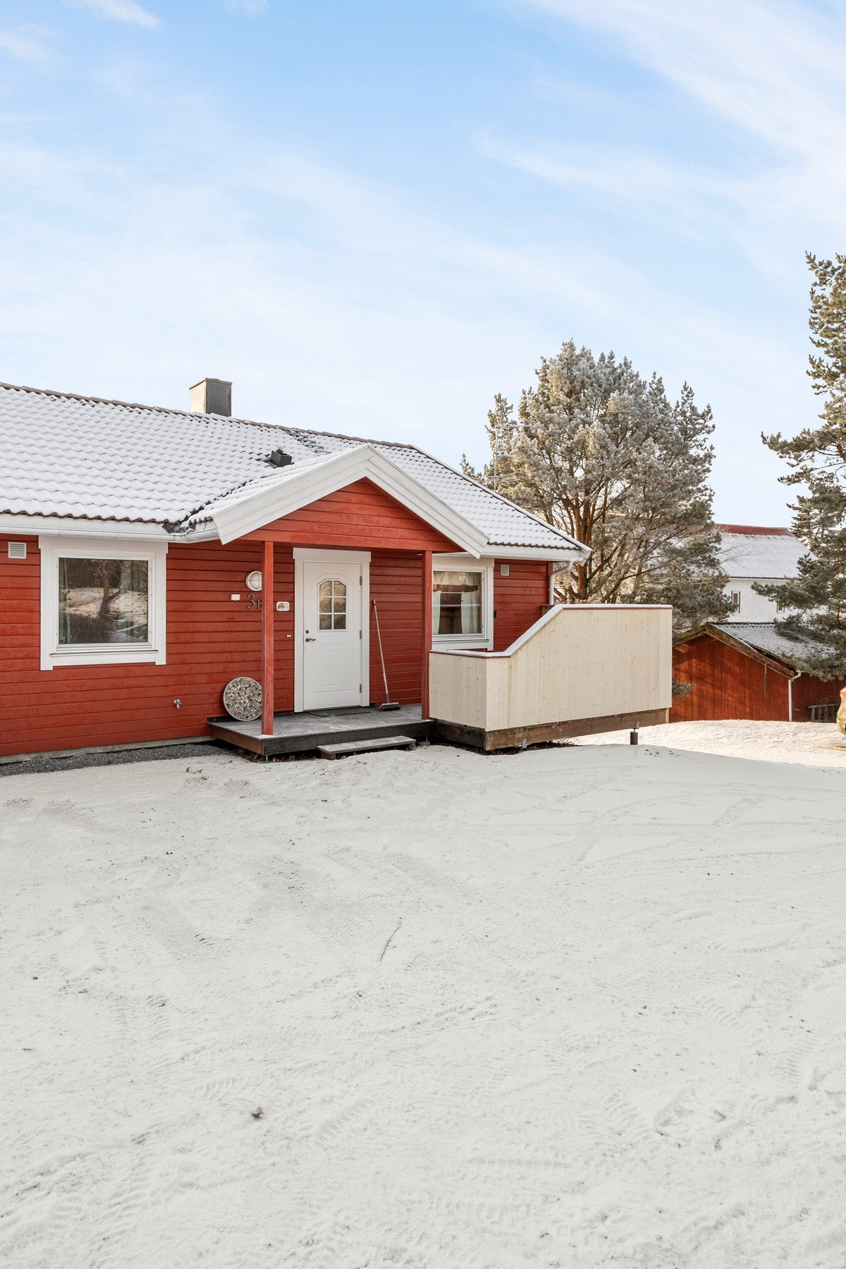 Inngangsparti med veranda tilknyttet Galleribilde