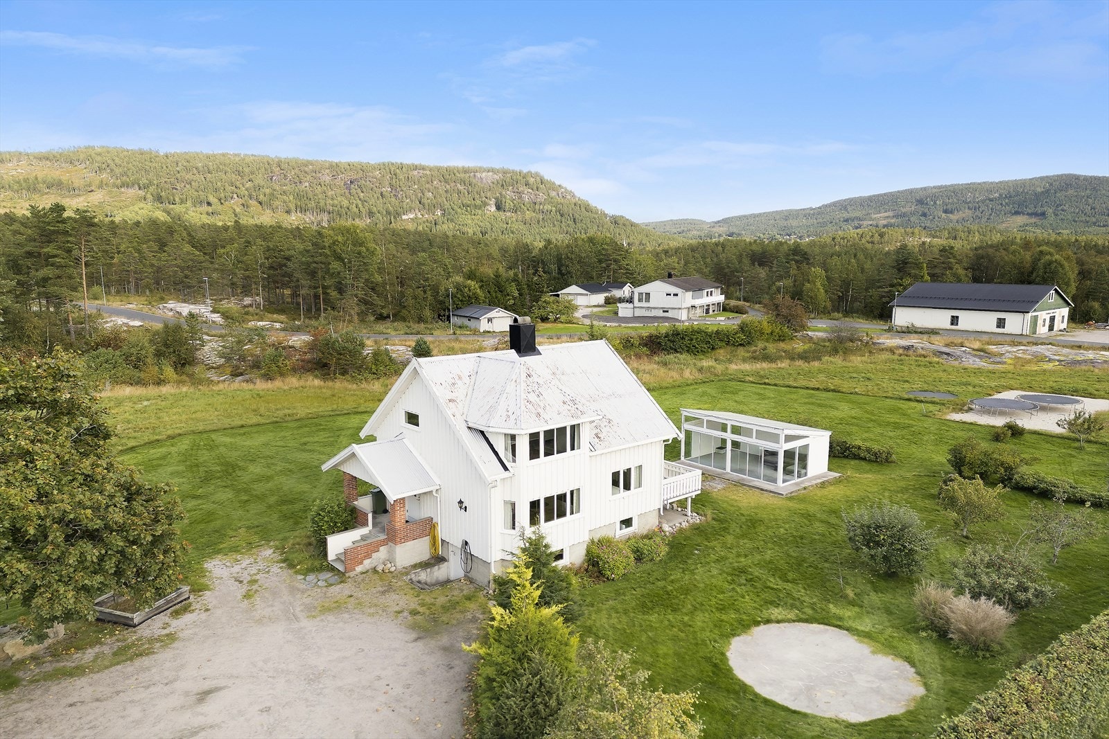 Eiendommen består av en enebolig, låve (2010) og vinterhage Galleribilde