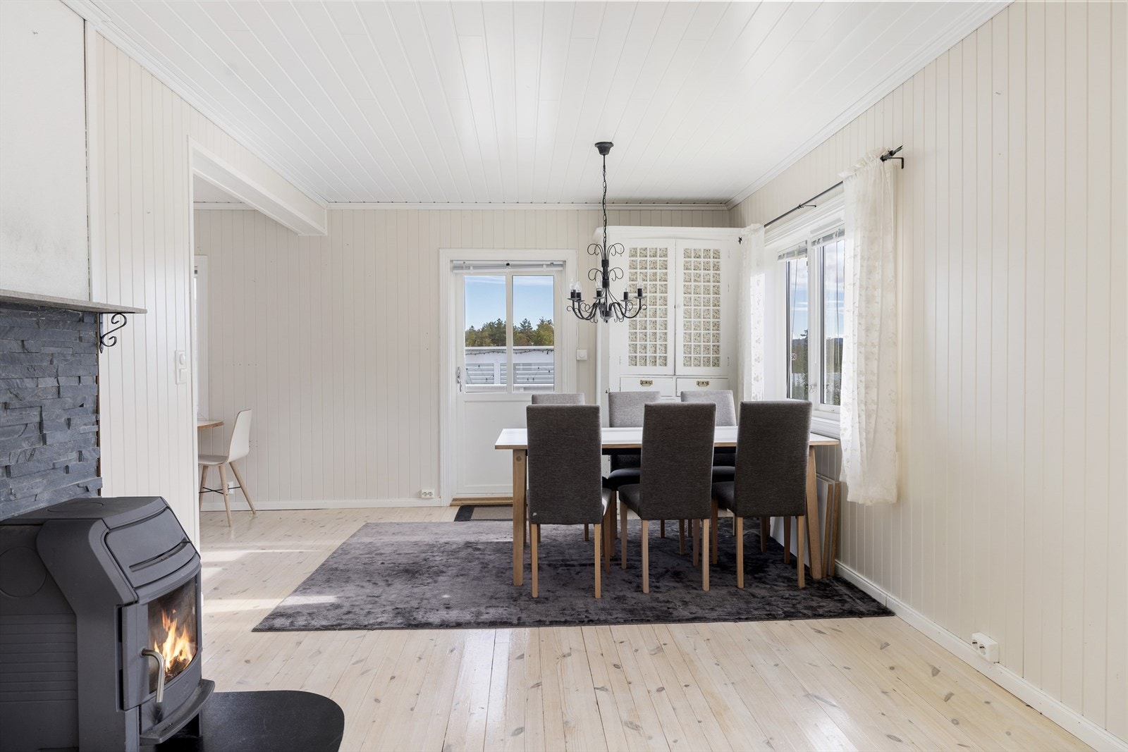 Kjøkken med spisestuedel Galleribilde