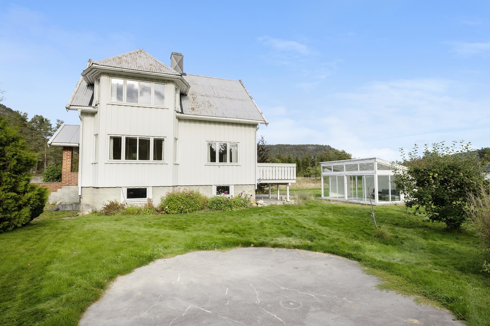 Støpt plate i hagen til utemøblering Galleribilde