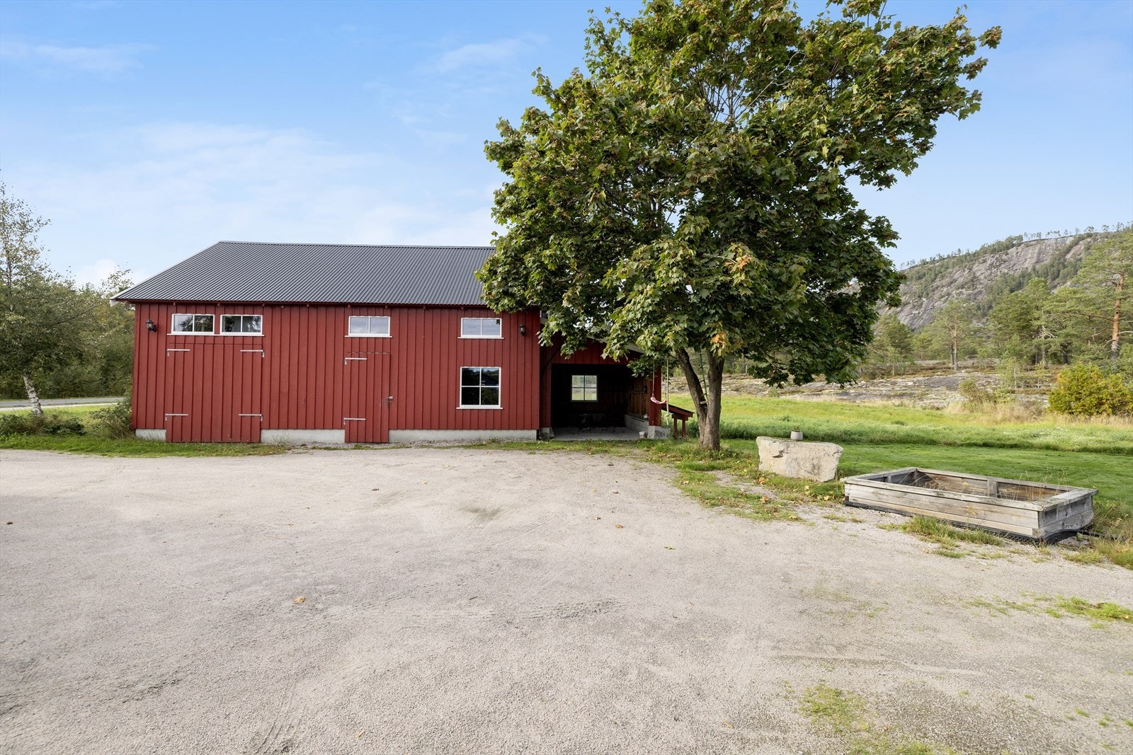 Låve med carport, garasje og innredet loft Galleribilde