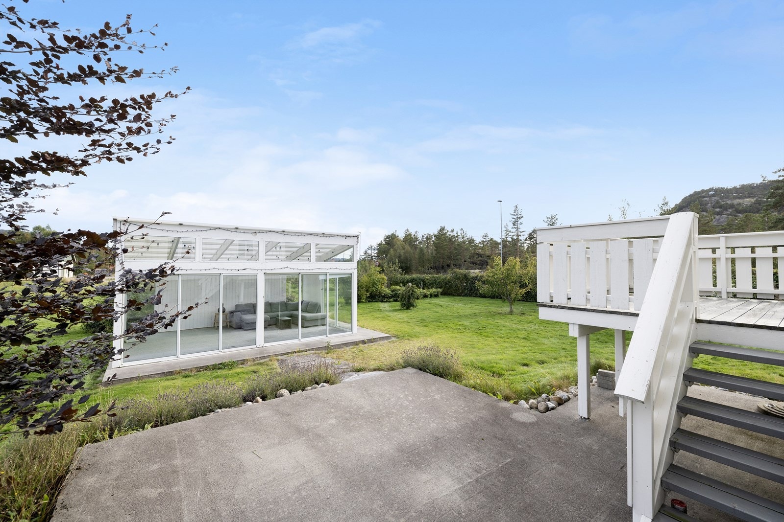 Fra stuen er det veranda ned til hagen Galleribilde