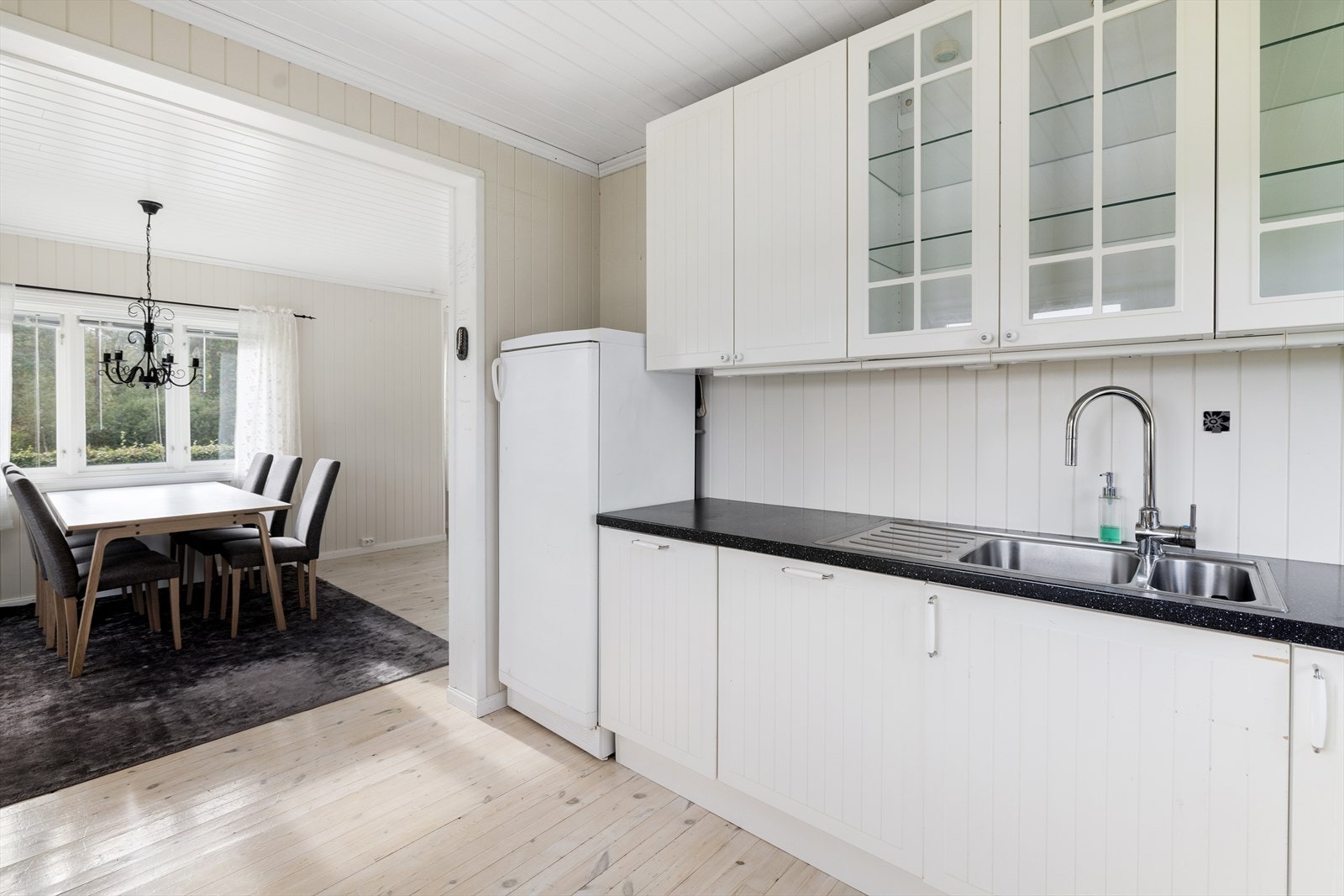 Kjøkken med lyse profilerte fronter Galleribilde