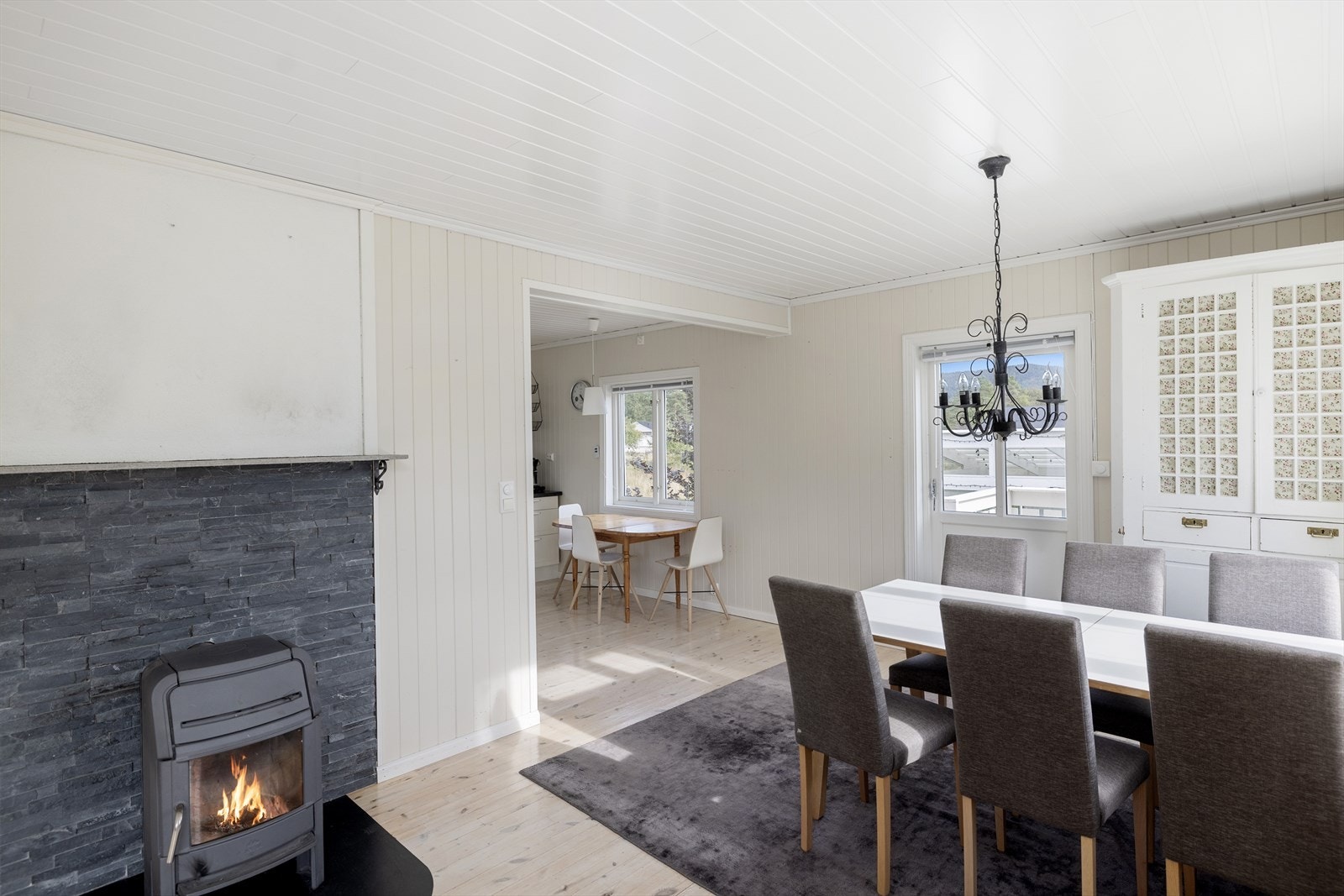 Koselig ildsted sentralt i boligen Galleribilde