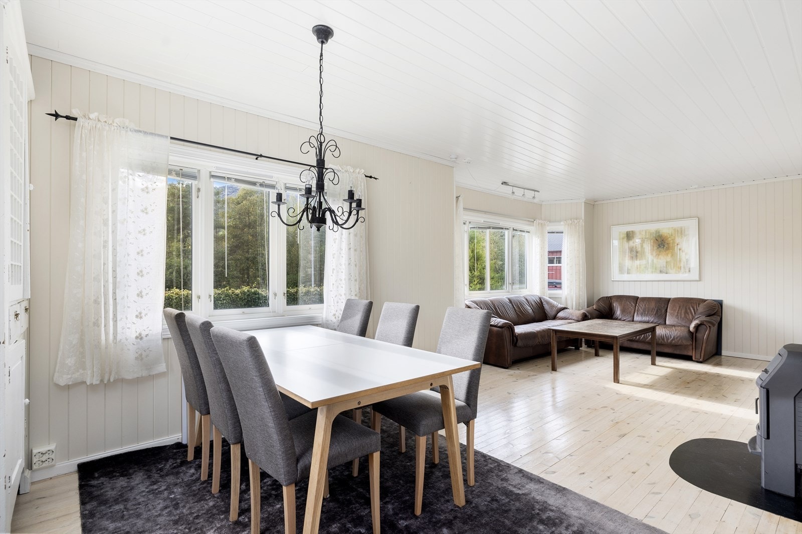 Åpen løsning mellom spise- og tvstue Galleribilde