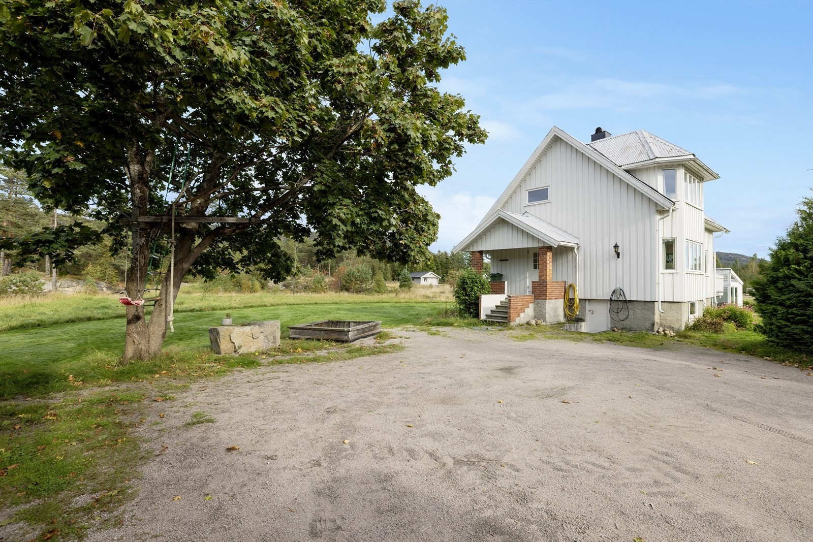 I gårdstunet er det rikelig med plass til biler - el-billader er montert Galleribilde