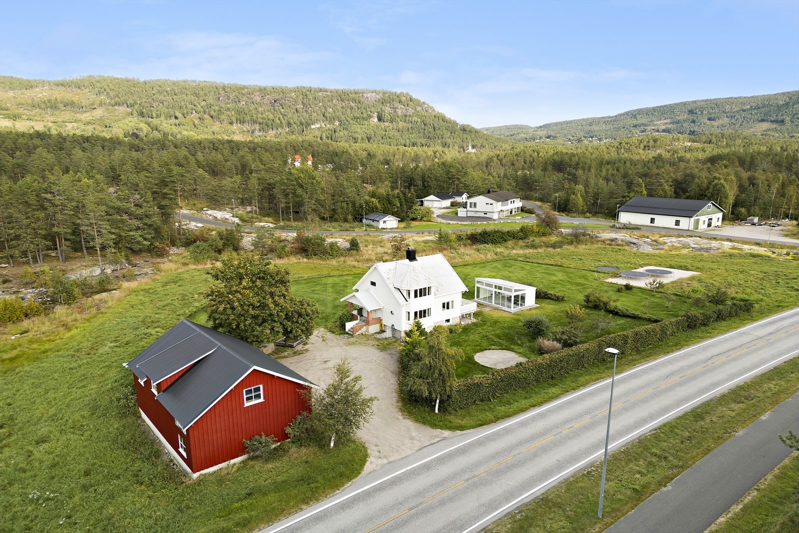 Tomt på nesten 1,5 mål - 10,6 mål til eies av selger. Ta kontakt ved interesse Galleribilde