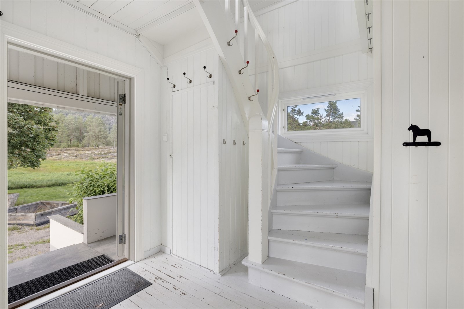 Entré med nedgang til kjeller og trapp til 2 etg Galleribilde