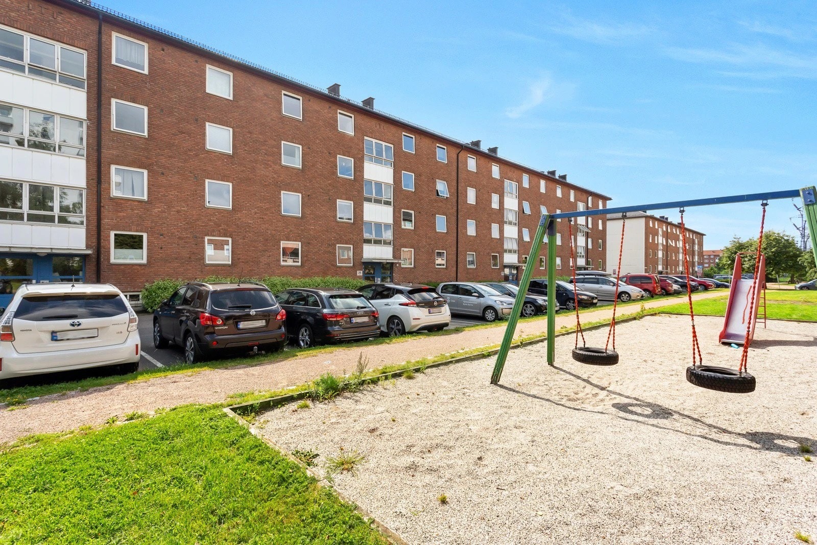 Borettslaget disponerer 220 oppmerkede parkeringsplasser hvor "førstemann til mølla prinsippet" gjelder. Det er også gjesteparkering på borettslagets tomt. Galleribilde