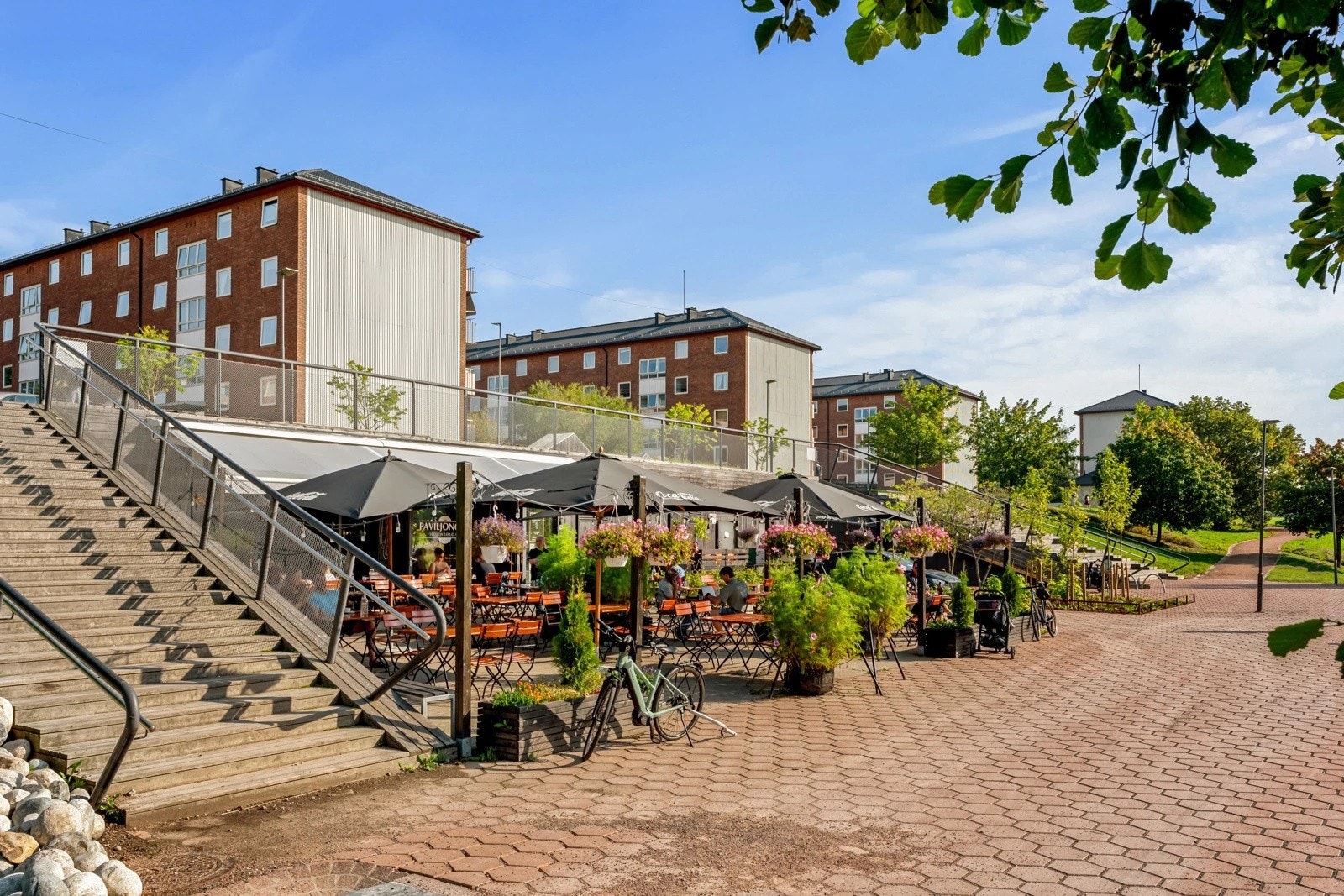 Paviljongen er en trivelig café og bistro i hjerte av Bjerkedalen Park. Her tilbys det hjemmelagde bakevarer og på kvelden blir lokale gjort om til en uformell bistro. Galleribilde