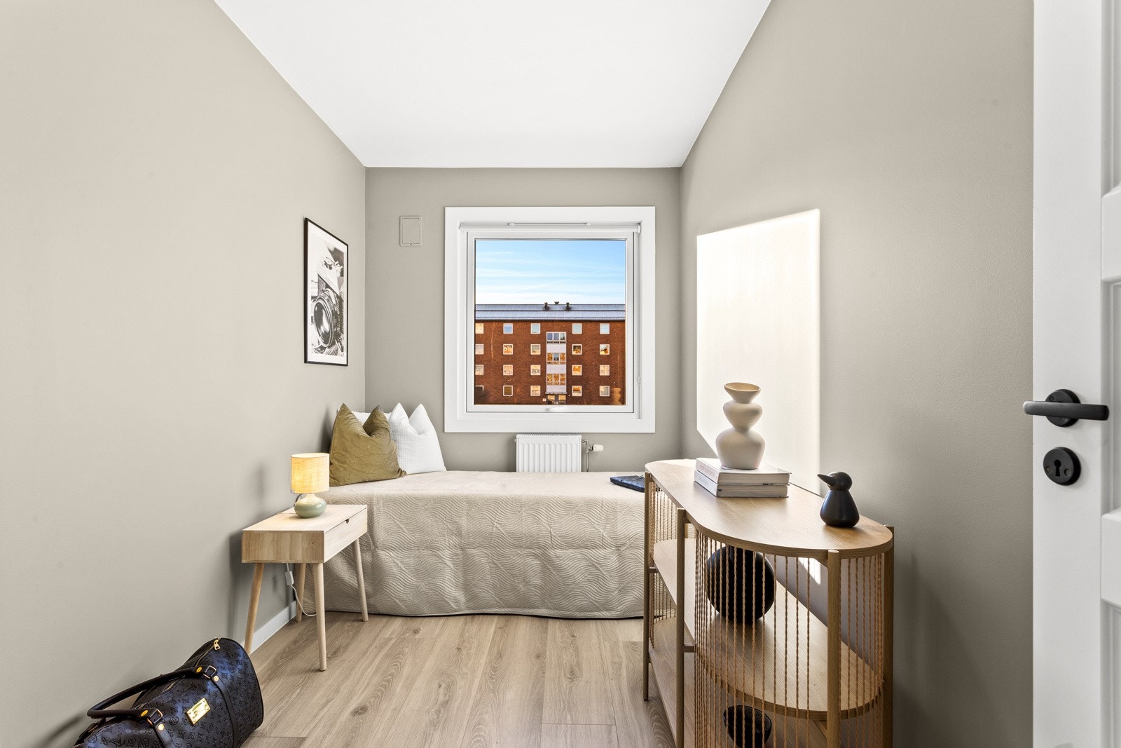 Soverom II. De to sydvendte rommene har beige veggflater og tidsmessige laminatgulv fra 2023. Galleribilde