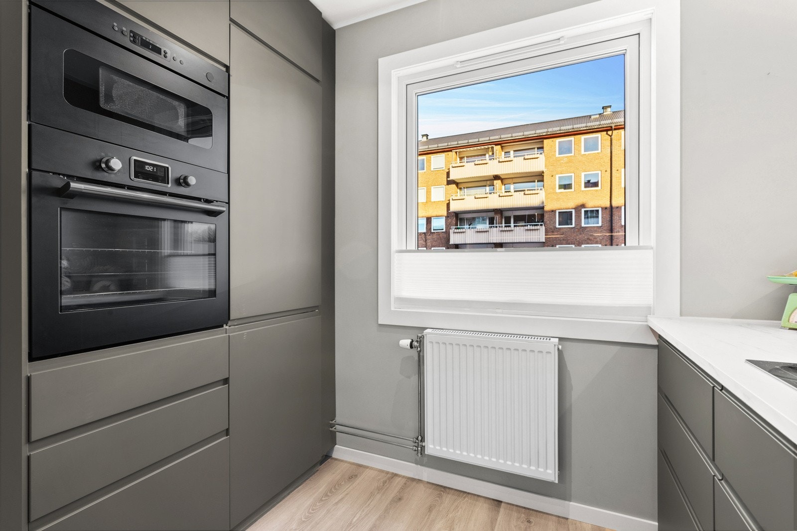 Videre er kjøkkenet utstyrt med integrerte hvitevarer som oppvaskmaskin, kjøleskap, mikrobølgeovn og stekeovn. Galleribilde