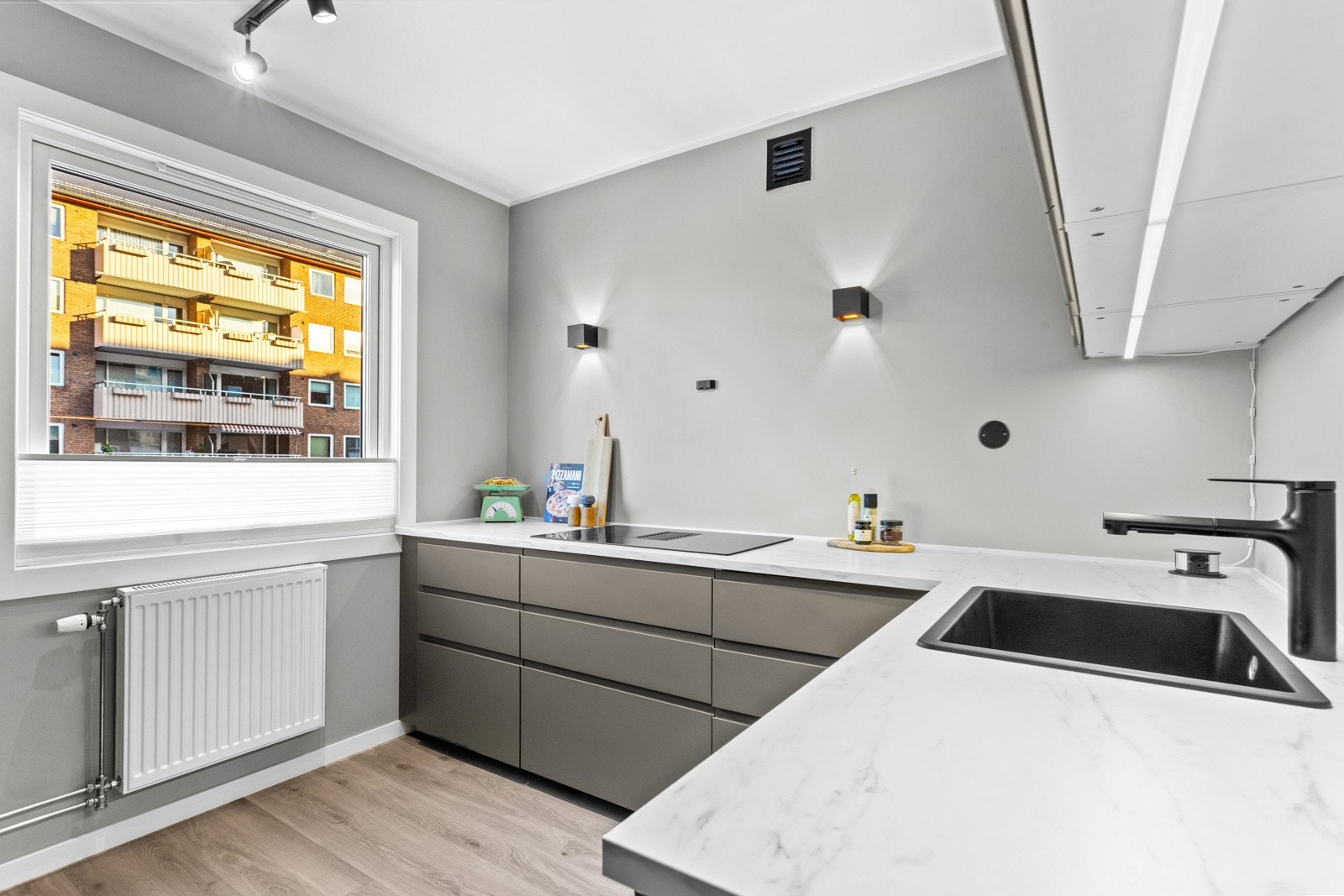 Kjøkkenet fra Ikea, som var nytt i 2023, har et stilfullt og moderne design med gode benkflater og mye oppbevaringsplass. Galleribilde