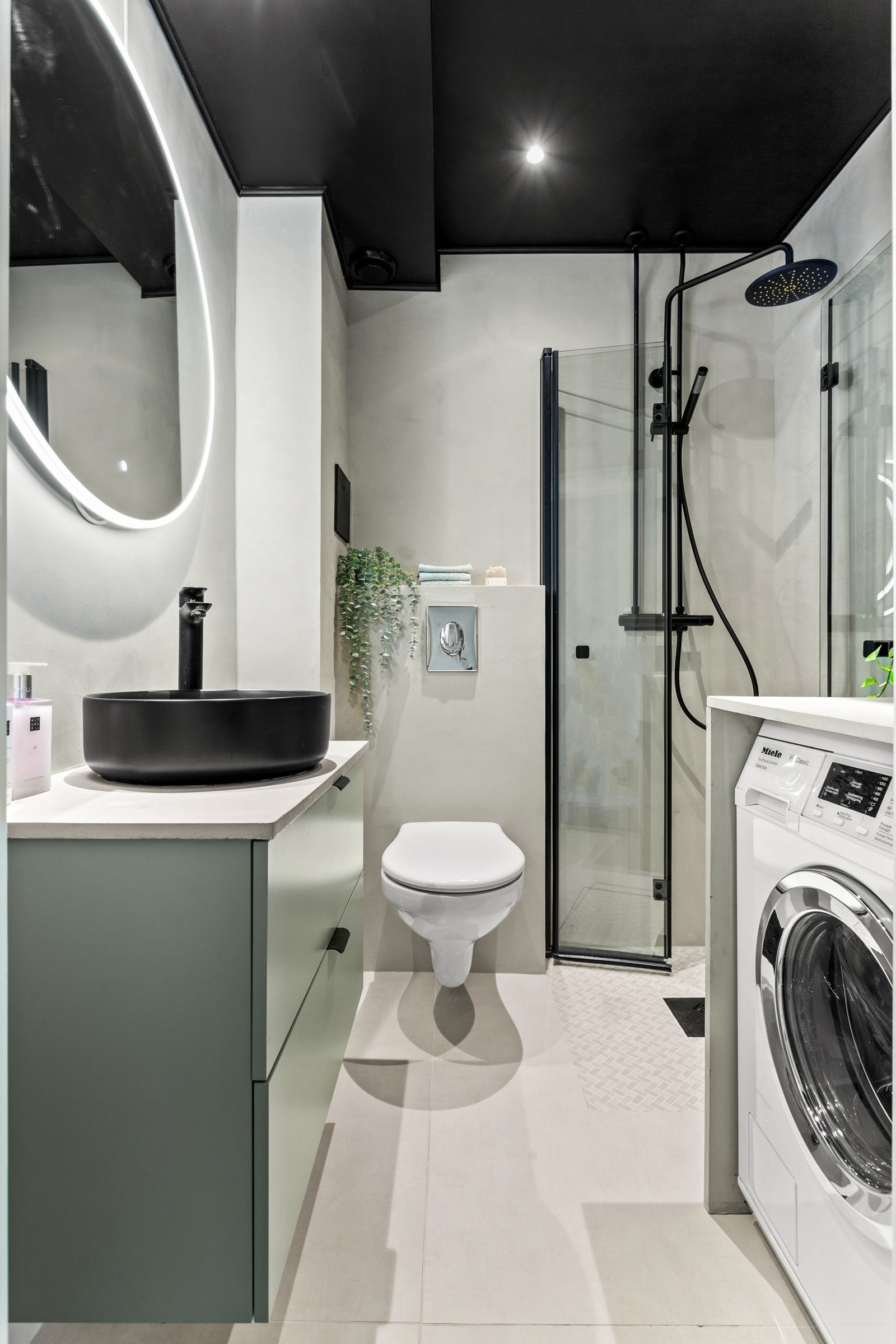 Badet ble totalrehabilitert i regi av borettslaget i 2007 og ble videre overflateoppusset i 2023, og fremstår som delikat og moderne. Galleribilde