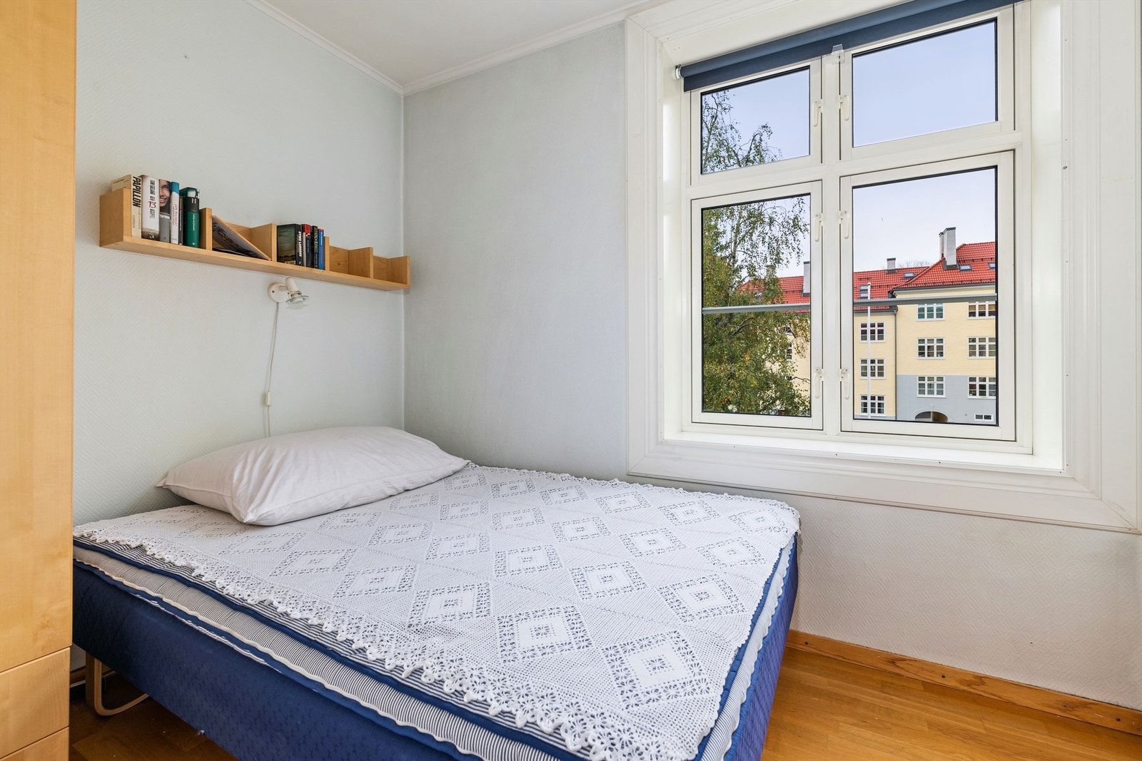 Soverom med god plass til dobbeltseng. Galleribilde
