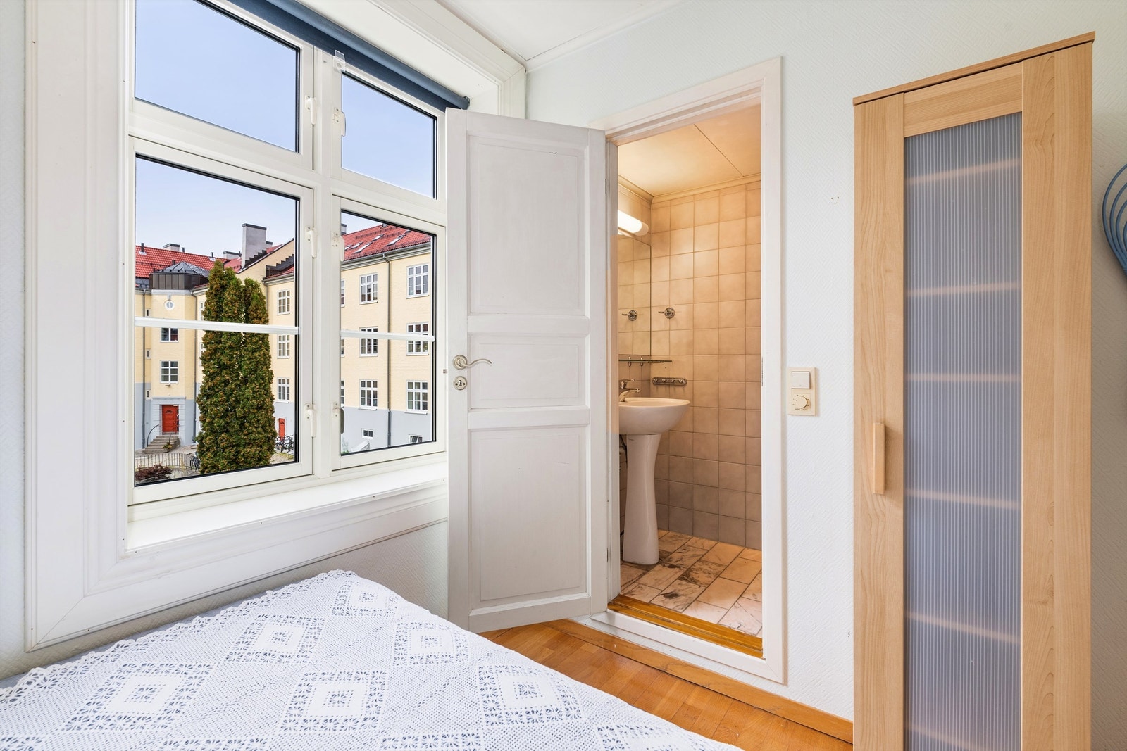 Soverommet er tilknyttet badet. Galleribilde