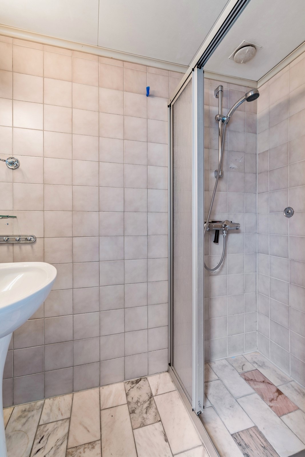 Baderom med dusj i tilknytning til soverommet. Galleribilde