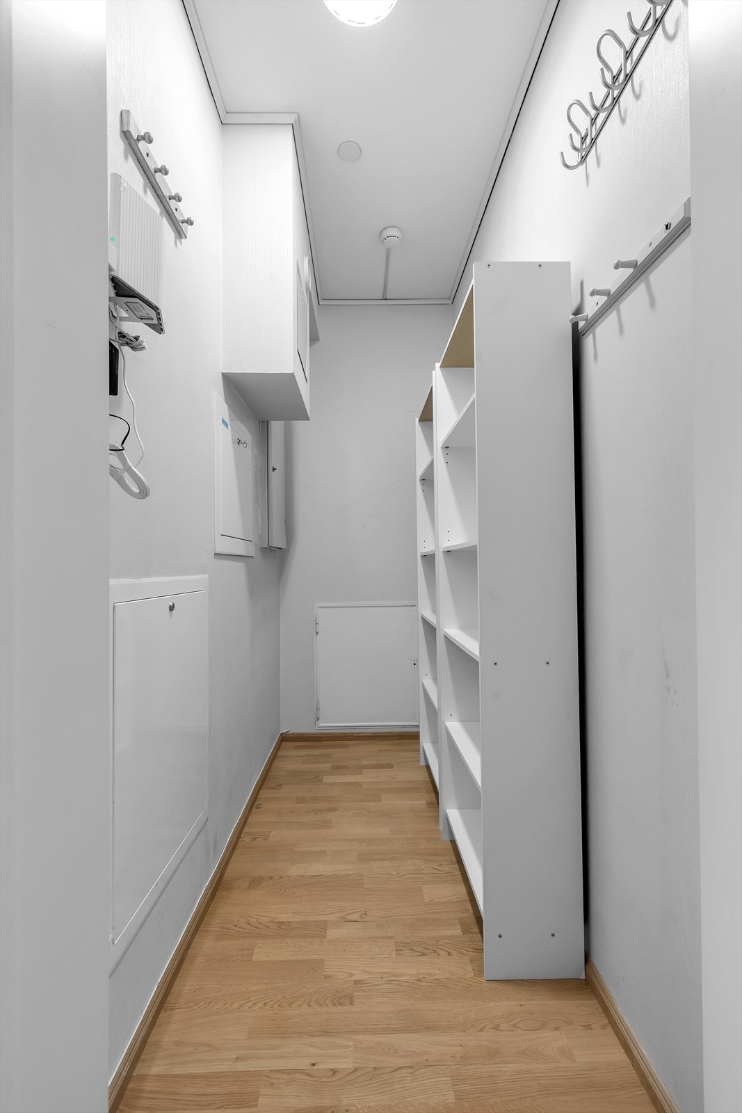 Praktisk oppbevaringsplass i innvendig bod Galleribilde