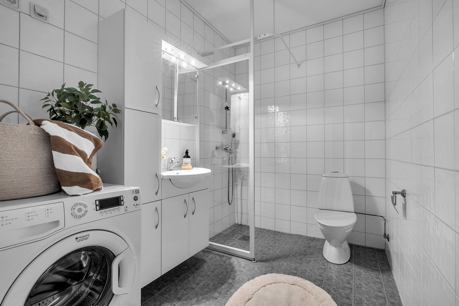 Pent flislagt bad med varme i gulv Galleribilde