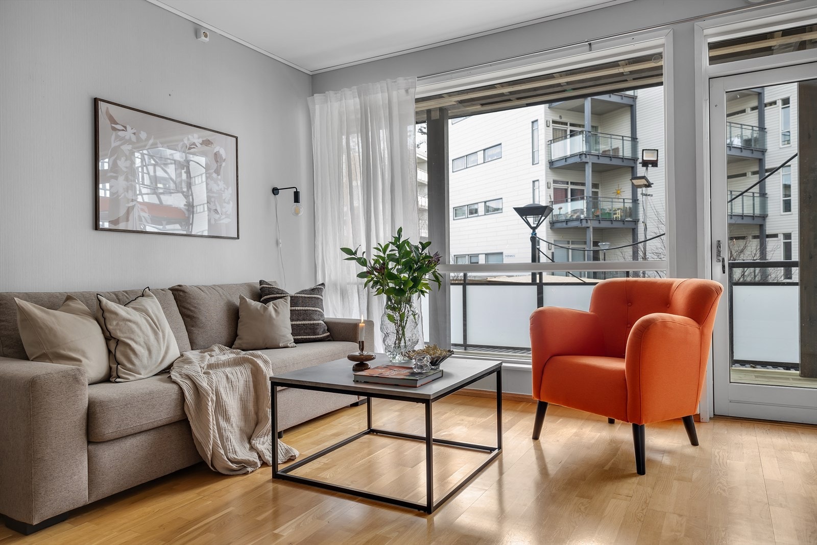 Store vindusflater slipper inn godt med naturlig lys Galleribilde