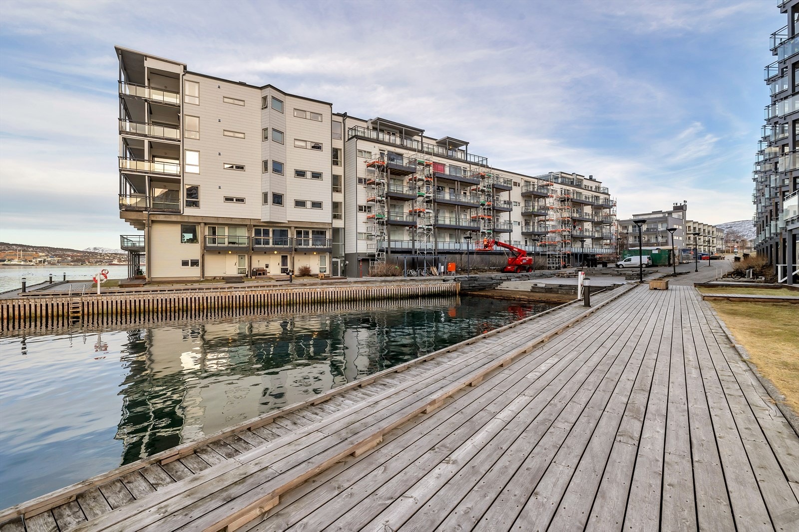 Tomasjordnes er et populært område som er utbygget i en moderne og maritim stil Galleribilde
