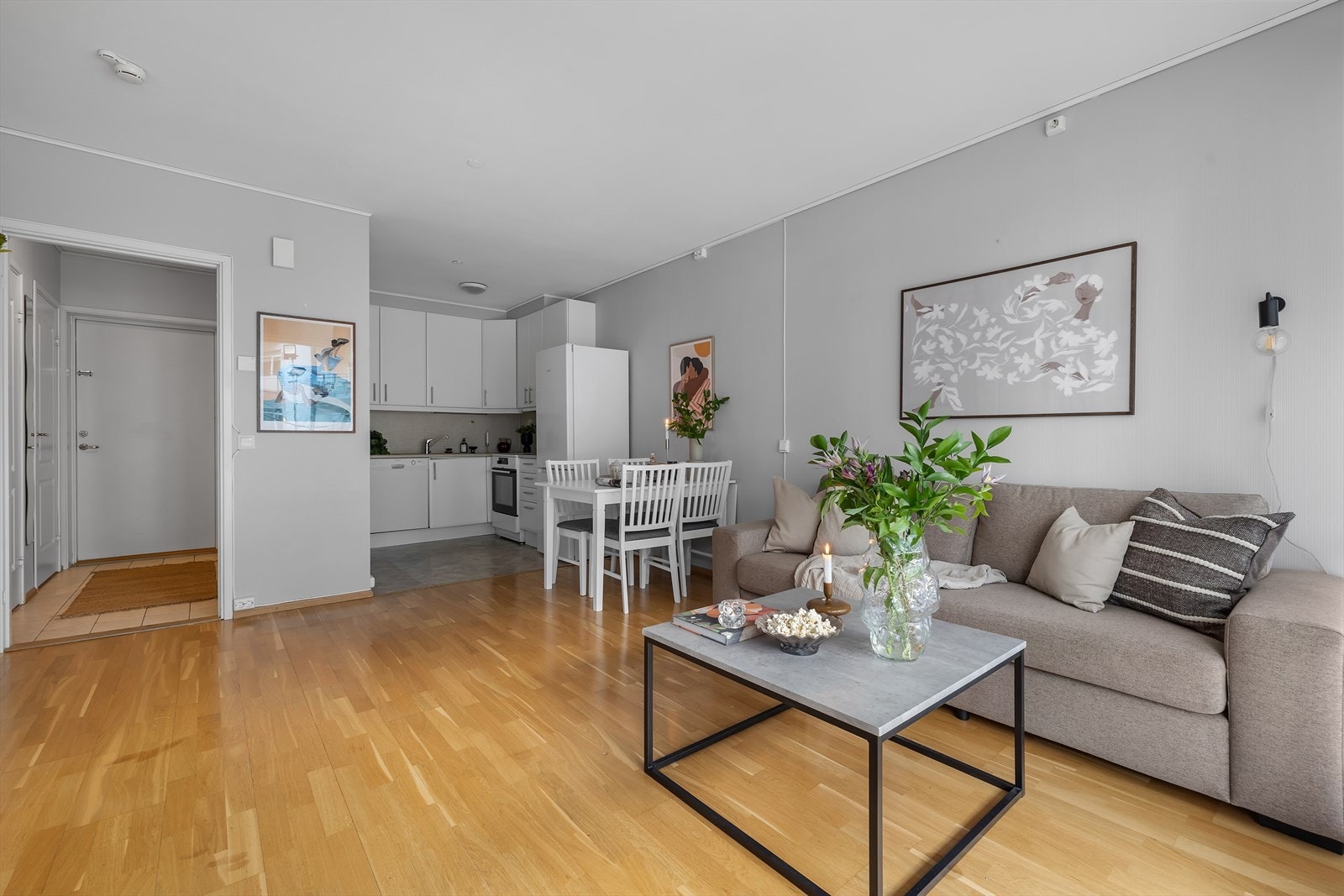 Leiligheten har arealeffektiv planløsning og god plass til både sofa- og spisegruppe Galleribilde