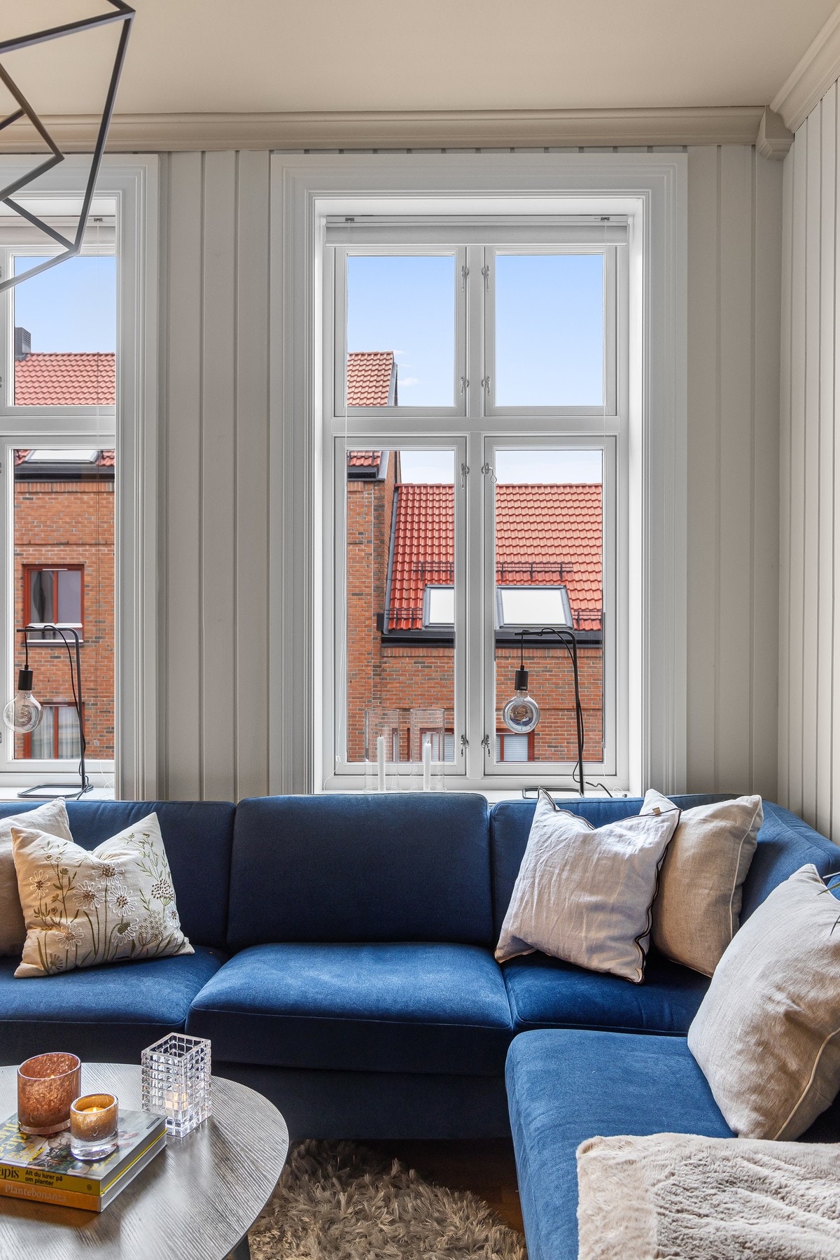 En lang rekke med vakre vinduer gir rikelig med dagslys og herlig atmosfære. Galleribilde