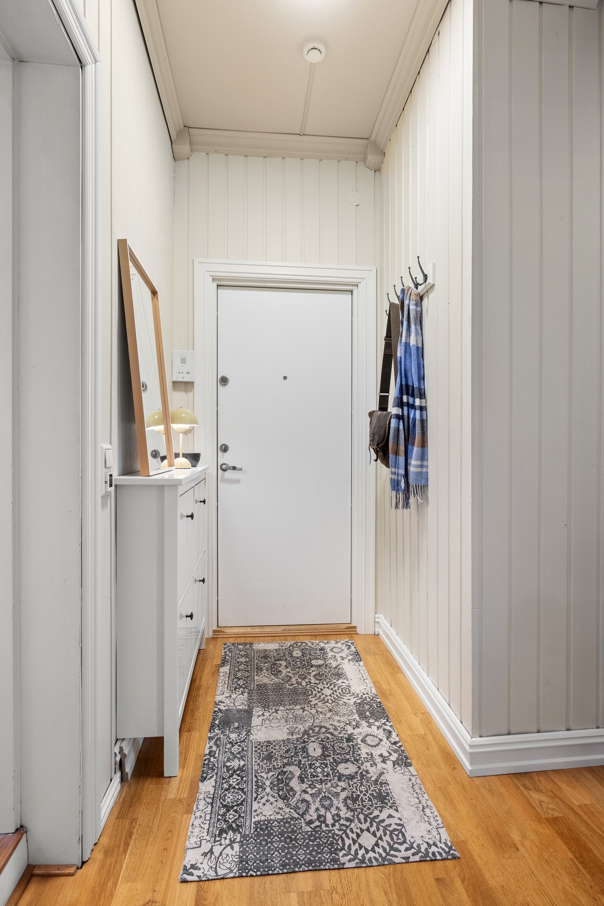 Her har du god plass til oppheng for yttertøy og sko. Galleribilde