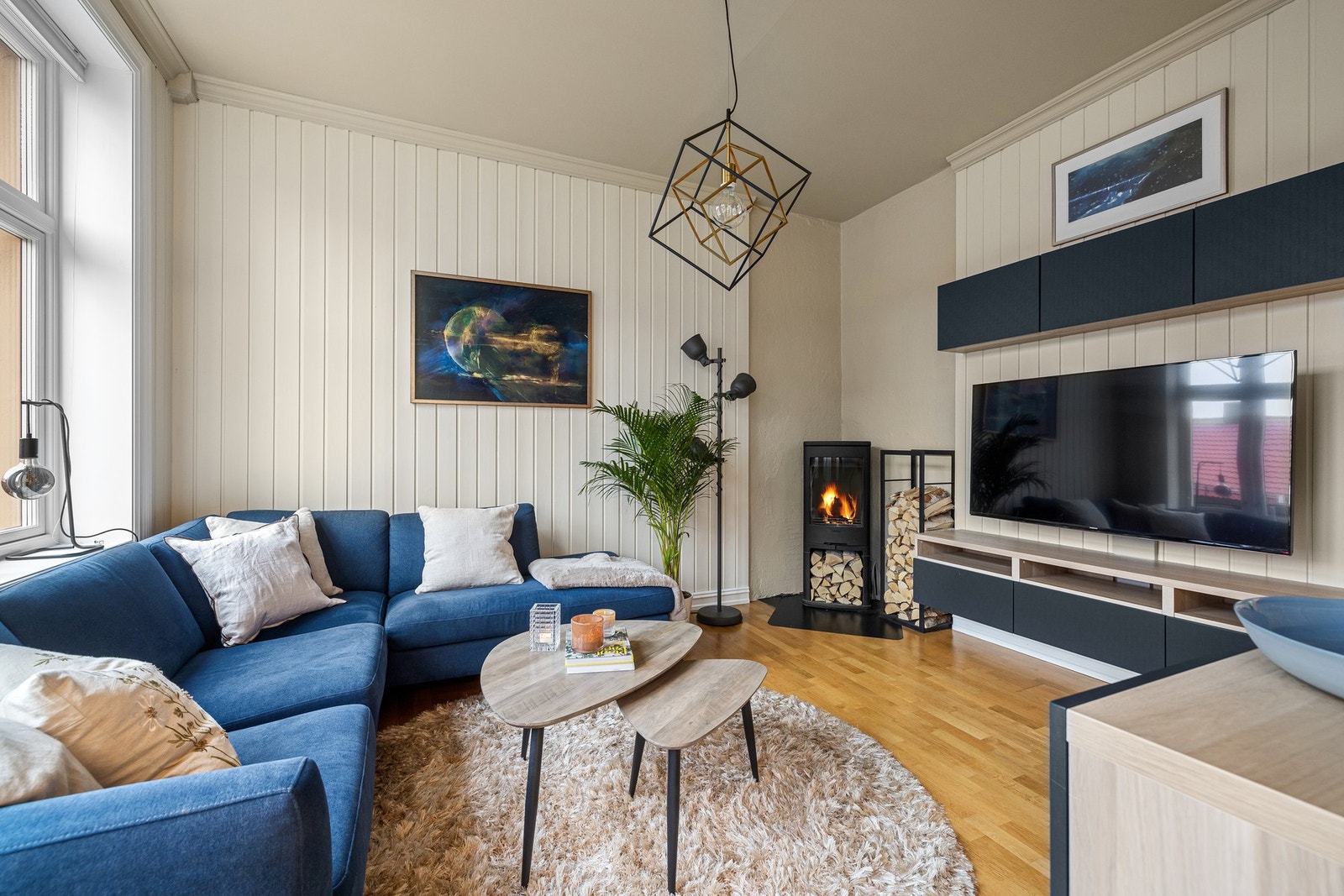 Stuen har god plass til å innrede med sofa med tilhørende bord, mediemøblement og spisebordet. Galleribilde