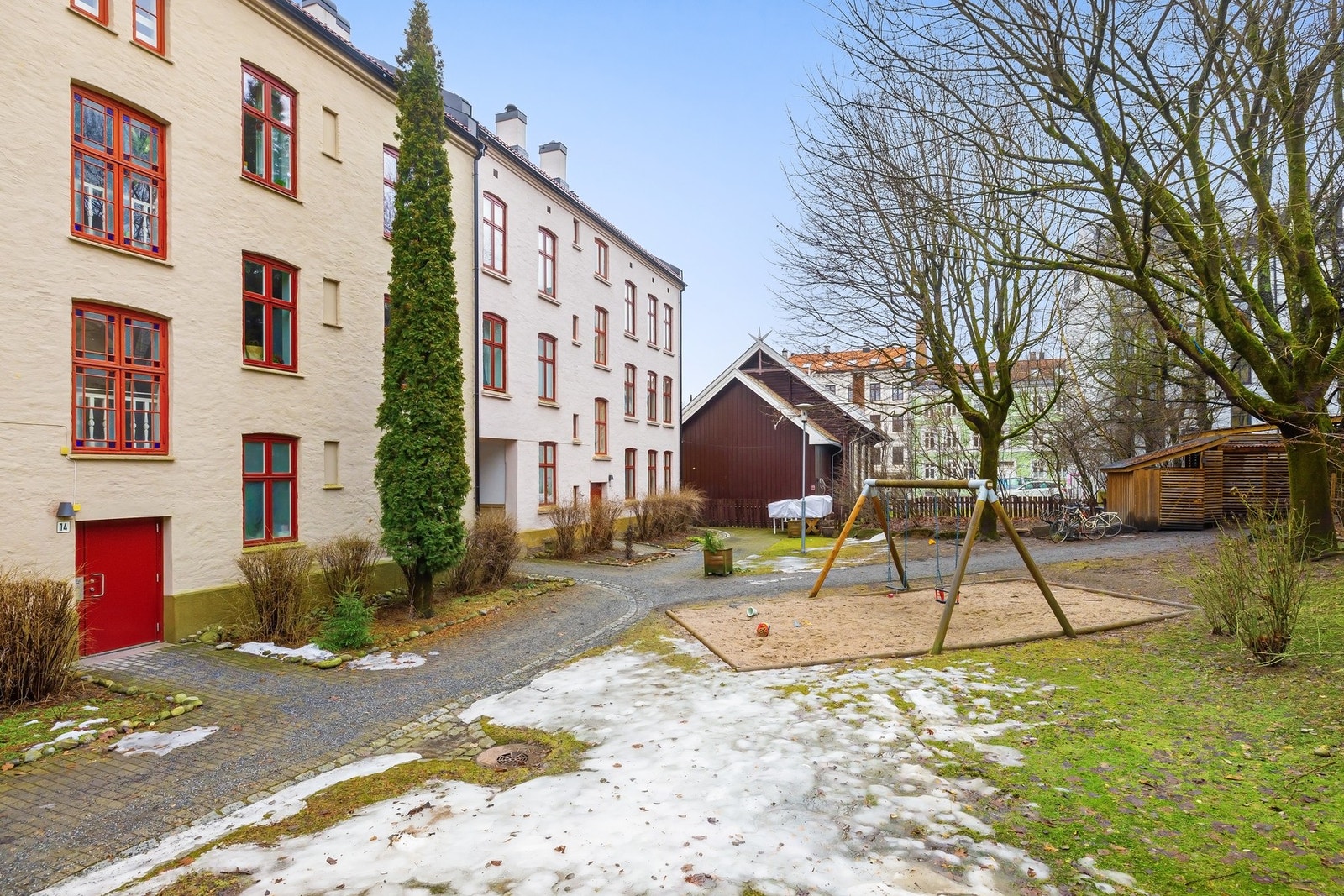 Borettslagets fellesarealer er pent opparbeidet med grønne lunger, lekeplasser og sittebenker. Galleribilde