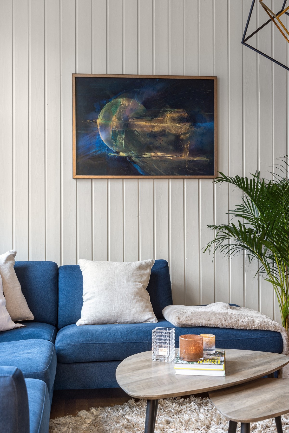 Stuens veggoverflater ble i likhet med entréen og kjøkkenet malt opp i årsskiftet 24/25 i tidsriktige farger. Galleribilde