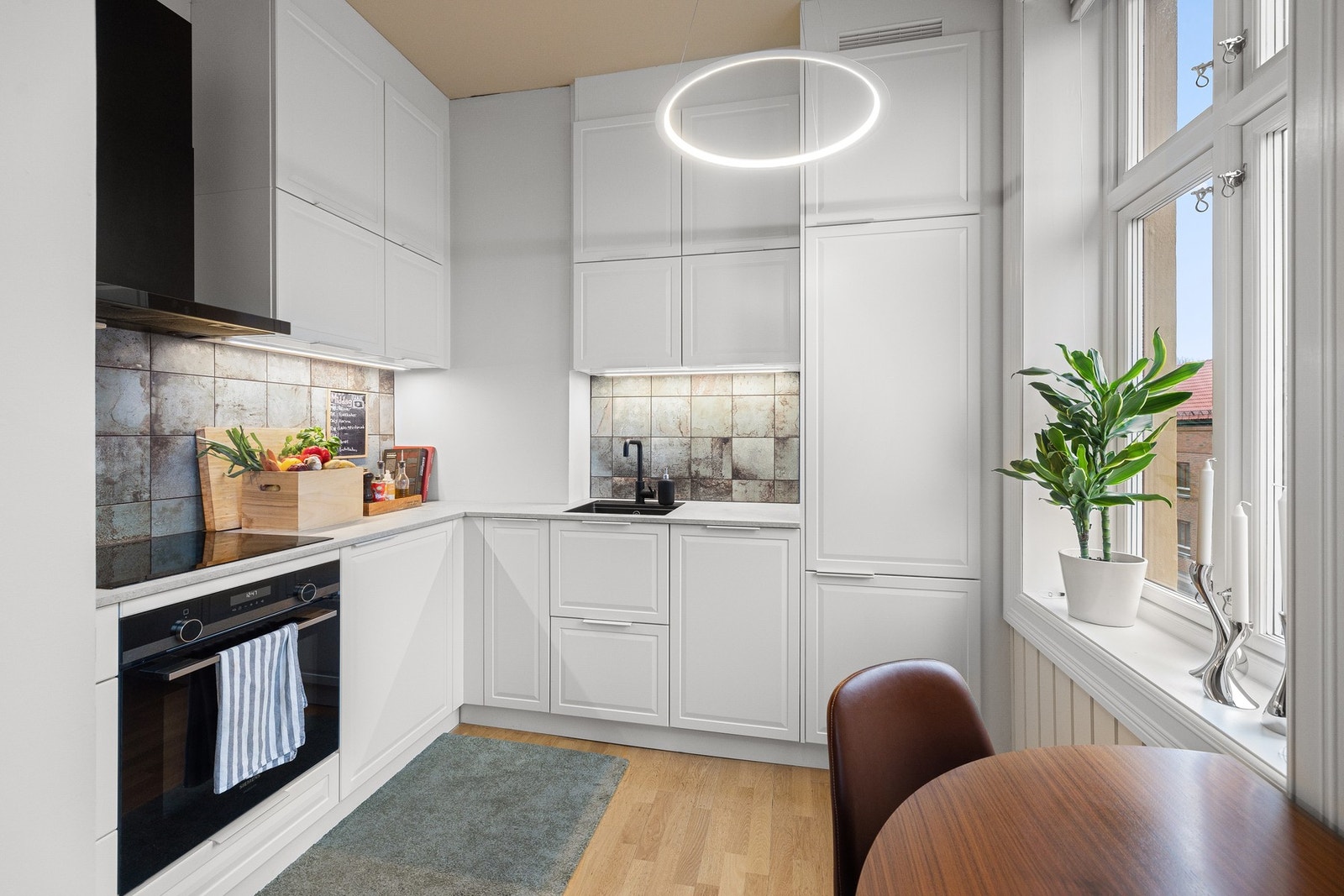 Stilren KVIK kjøkkeninnredning som byr på gode arbeidsforhold. Galleribilde