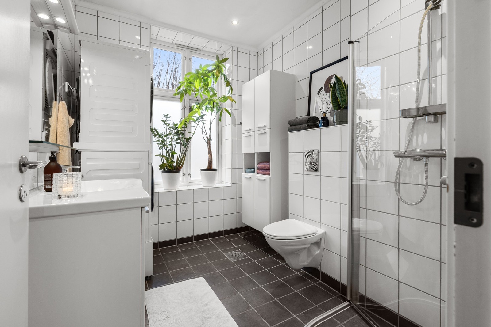 Baderommet er både romslig og lyst, med et stort vindu som gir godt med naturlig lys. Galleribilde