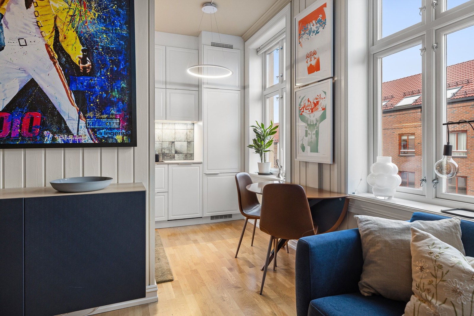 Spisebordet finner sin naturlige plass mellom stue og kjøkken, ved de store vinduene.- et perfekt sted for å innta morgenkaffen Galleribilde