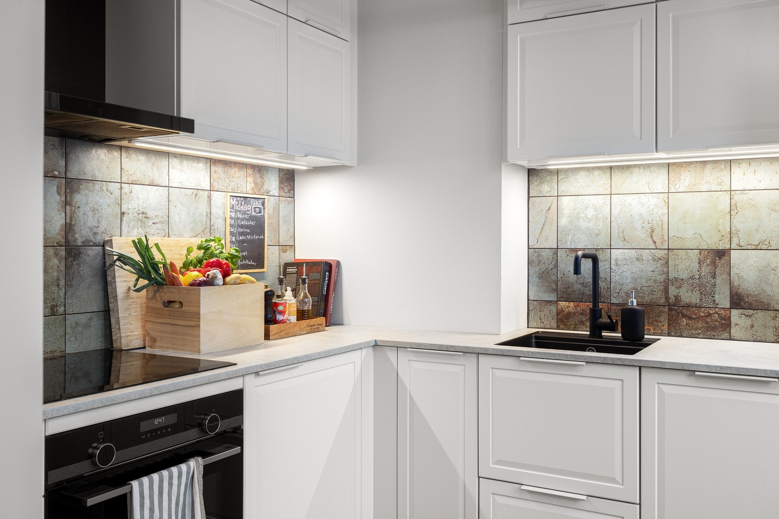 Kjøkkenet er godt utstyrt med integrerte hvitevarer fra anerkjente merker. Galleribilde