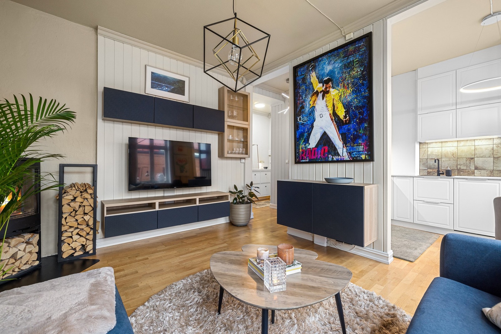 Den delvis åpne løsningen mot kjøkkenet gir en luftig og sosial planløsning. Galleribilde