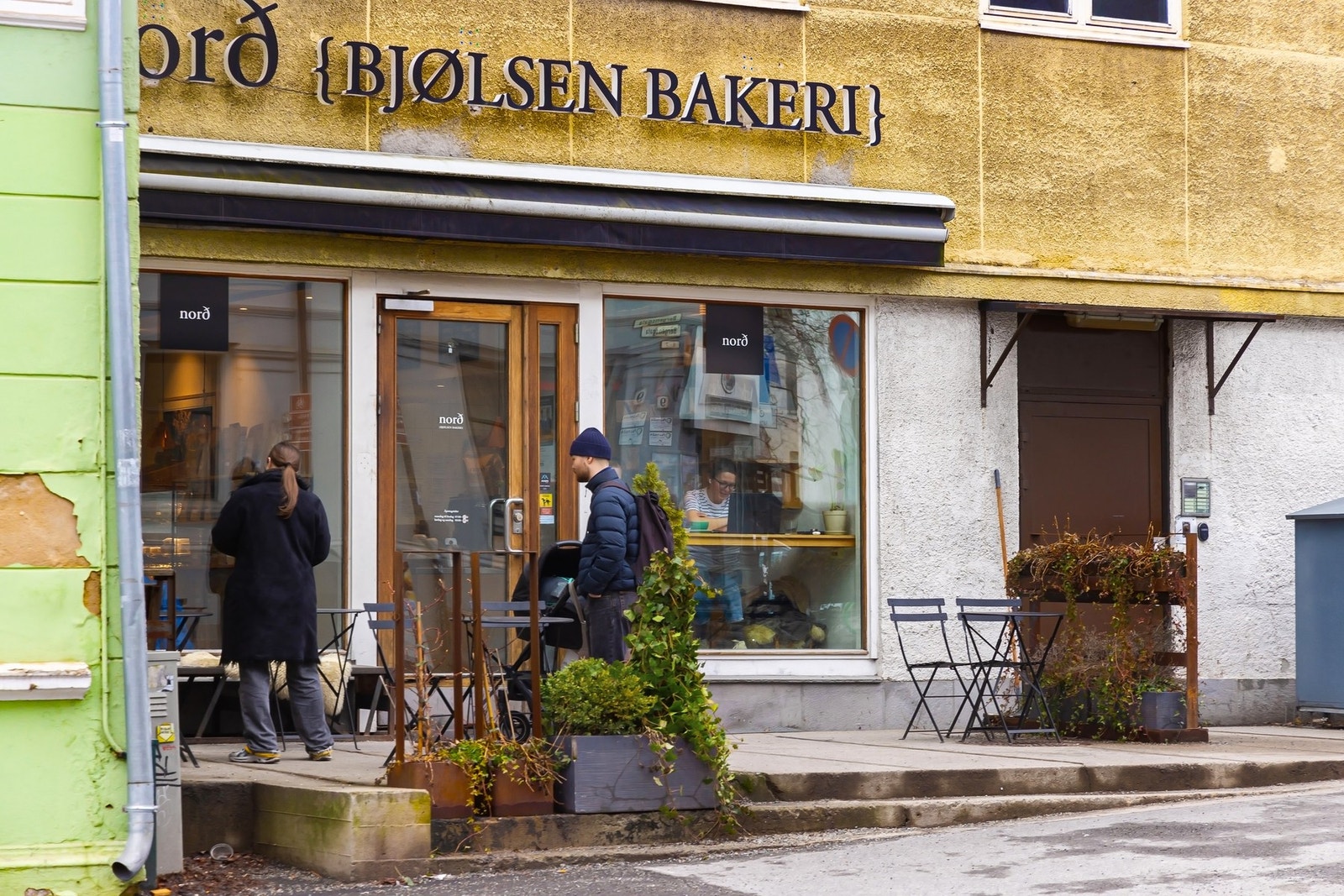 I nærområdet finner du flere kaffebarer som bl.a. Norð Bjølsen Bakeri som serverer ekte gammeldags håndverk på bakevarer. Galleribilde