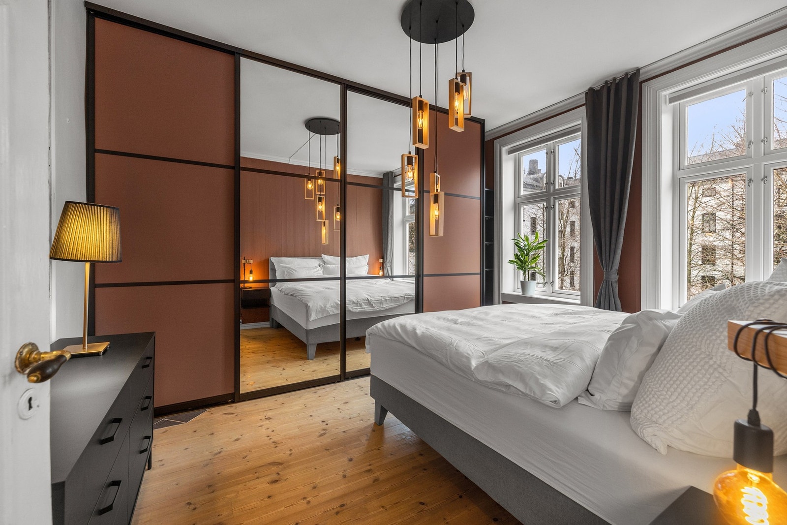 Et stort plassbygd garderobeskap fra 2021 gir svært gode oppbevaringsmuligheter. Galleribilde