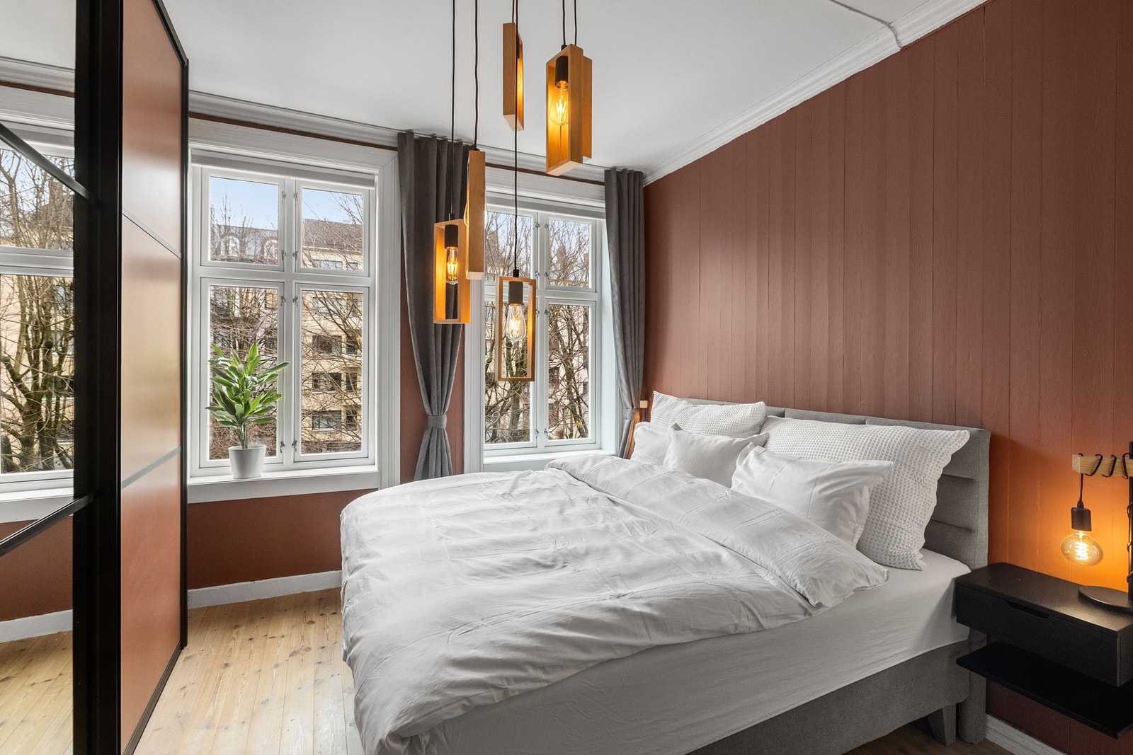 Boligens soverom er virkelig av den romslige sorten med gode innredningsmuligheter for ønsket møblement. Galleribilde