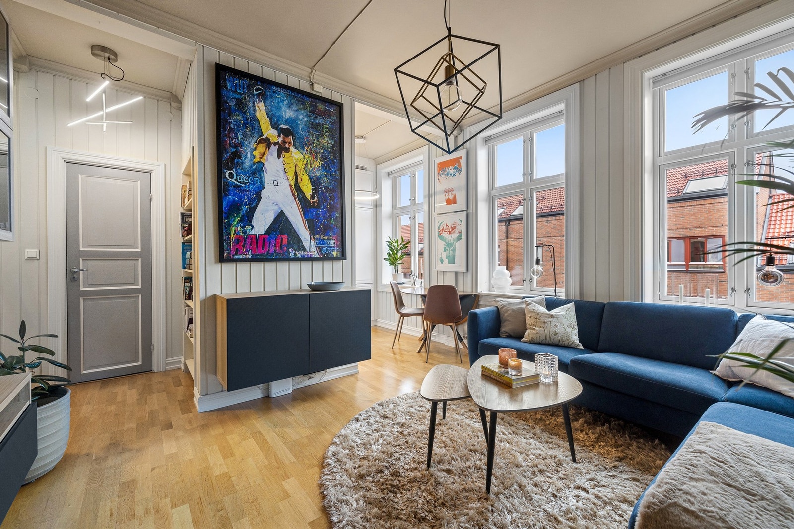 Romslig og luftig bolig med rikelig lysinnslipp og generøs takhøyde. Galleribilde