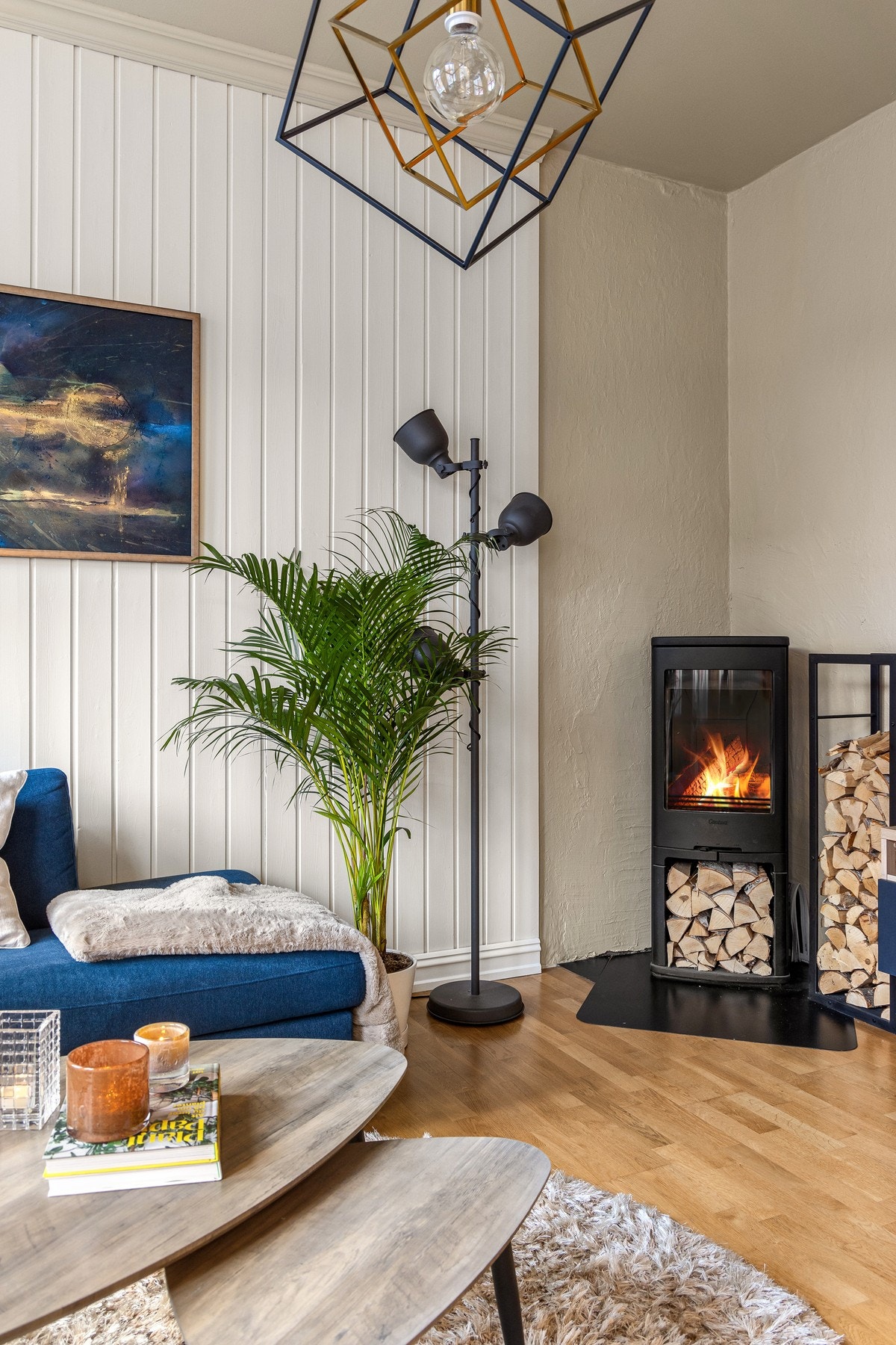Stuen by på en koselig atmosfære takket være en rentbrennende vedovn. Galleribilde